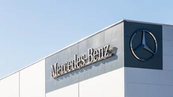 Mercedes-Benz полностью отключил российских дилеров от своих онлайн-сервисов